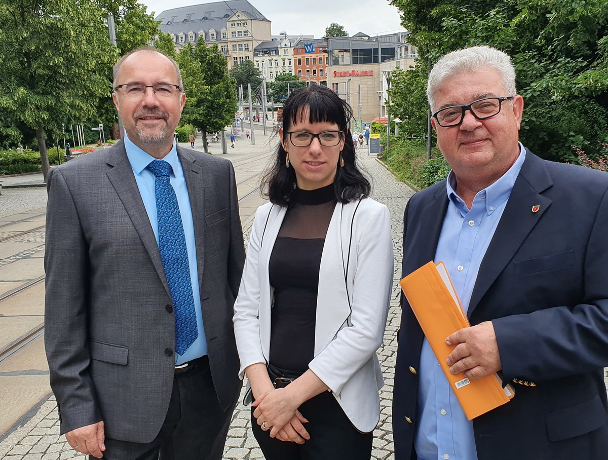 Bild vergrößern: Bürgermeister Steffen Zenner (li.), Anja Herold-Beckmann und  Koordinator Frank Zabel informierten gestern über die geplante Sicherheitsanlayse in Plauen.