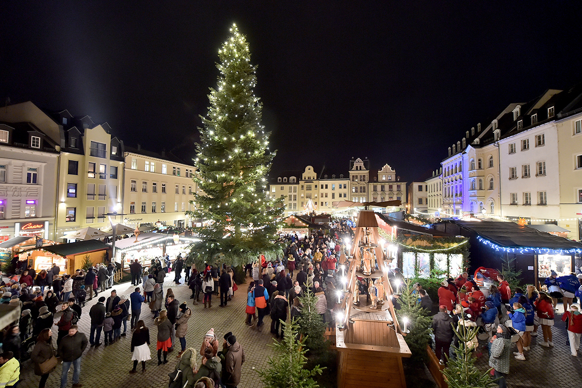 Bild vergrößern: Weihnachtsbaum in Plauen auf dem Altmarkt