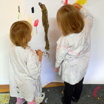 Bild vergrößern: Kinder bemalen Wand