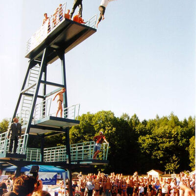 Bild vergrößern: 2002 | Freibad Haselbrunn - Eröffnung des neuen 10-Meter-Turms