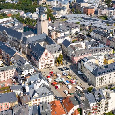 Bild vergrößern: Plauener Altstadt mit Markttag