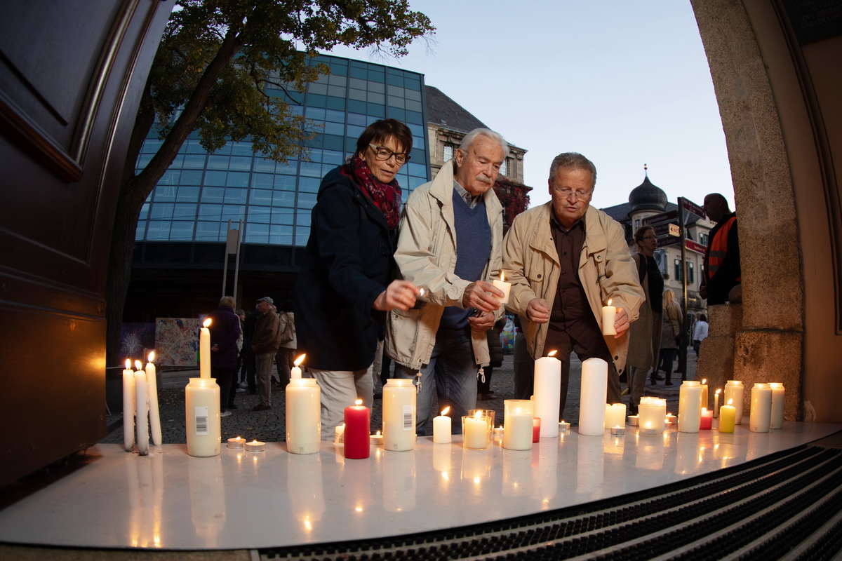 Bild vergrößern: Gedenkveranstaltung 7. Oktober vor Portal der Lutherkirche