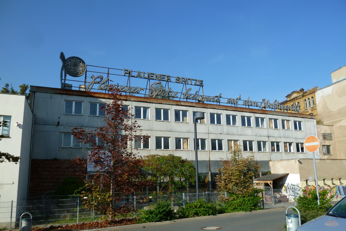 Bild vergrößern: Leuchtreklame Plauener Spitze im Jahr 2011 auf einem Gebäude in der Dürerstraße in Plauen.