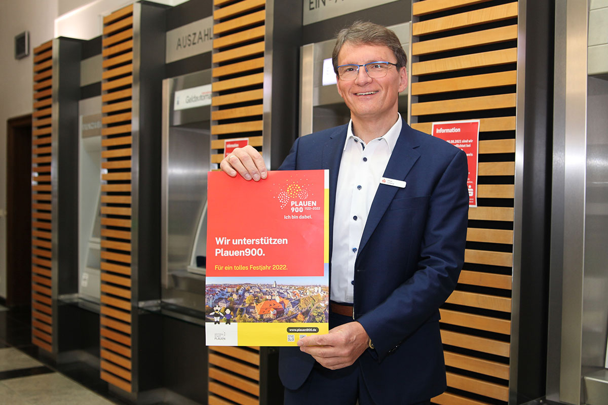 Bild vergrößern: Helge Lorenz, Regionaldirektor der Sparkasse Vogtland mit dem Sponsorenplakat