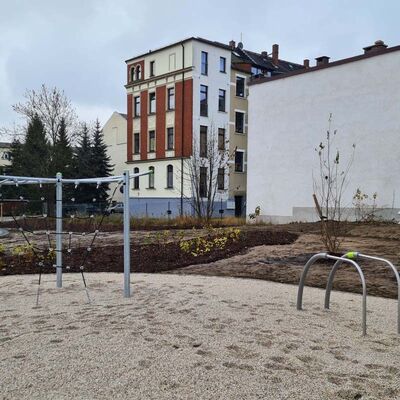 Bild vergrößern: Spielplatz auf dem neu gestalteten Areal an der Schönherrstraße