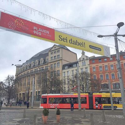 Bild vergrößern: Plauen900-Banner am Postplatz