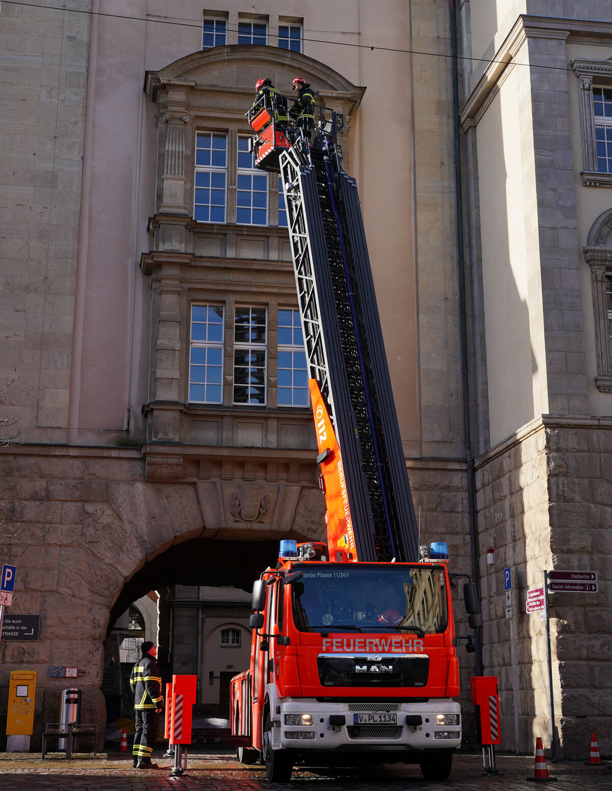 Bild vergrößern: Plauen900-Banner am Rathausturm folgt später.