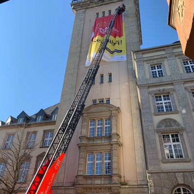 Bild vergrößern: Plauen900 - Banner am Rathausturm