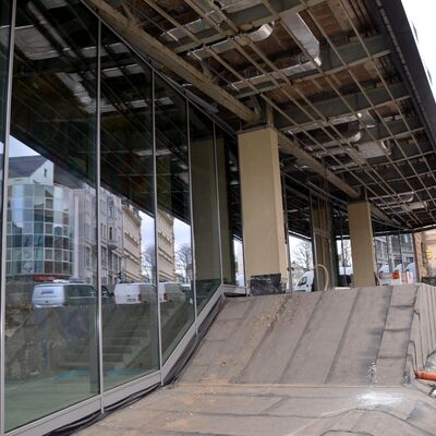 Bild vergrößern: Der Umbau und die Sanierung der Rathausfassade am Nord-West-Flügel inklusive Modernisierung des Ratssaals sowie der Fraktionsräume werden voraussichtlich im November 2022 abgeschlossen.