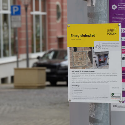 Bild vergr&ouml;&szlig;ern: Schild des Energielehrpfads auf dem Altmarkt