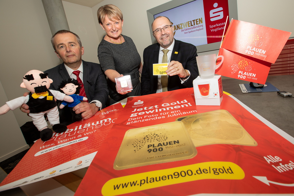 Bild vergrößern: Goldaktion - Marko Müllbauer und Martina Birner vom Vorstand der Sparkasse sowie Oberbürgermeister Steffen Zenner präsentieren die Aktion #goldplauen900