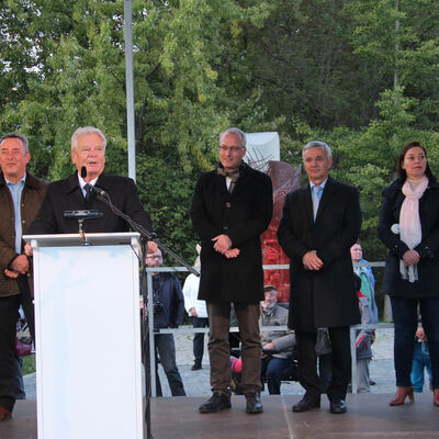 Bild vergr&ouml;&szlig;ern: Ministerpr&auml;sident Michael Kretschmer, ehemaliger Oberb&uuml;rgermeister Ralf Oberdorfer, Joachim Gauck a.D., Dr. Karsten Rentzing, Landrat Rolf Keil, Bundestagsabgeordnete Yvonne Magwas und Wolfgang Sachs (von links) w&auml;hrend der Gedenkveranstaltung vor dem Wende-Ddenkmal.