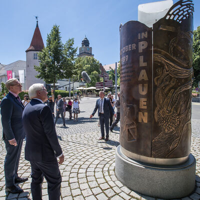 Bild vergr&ouml;&szlig;ern: Bundespr&auml;sident Steinmeier vor dem Wende-Denkmal