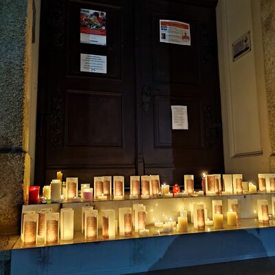 Bild vergrößern: Erinnerung an den 7. Oktober 1989 - Kerzen an der  Lutherkirche