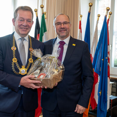 Bild vergr&ouml;&szlig;ern: B&uuml;rgermeister Steffen Mues und Oberb&uuml;rgermeister Steffen Zenner (v.l.) aus Plauen bei der &Uuml;bergabe besonderer Spezialit&auml;ten aus ihren jeweiligen Heimatst&auml;dten.