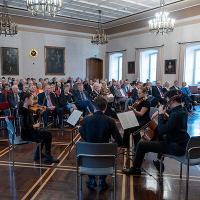 Bild vergr&ouml;&szlig;ern: Die Feierstunden zu Tag der Deutschen Einheit im gut besuchten Ratssaal wurden von Sch&uuml;lerinnen und Sch&uuml;lern der Fritz-Busch-Musikschule musikalisch umrahmt