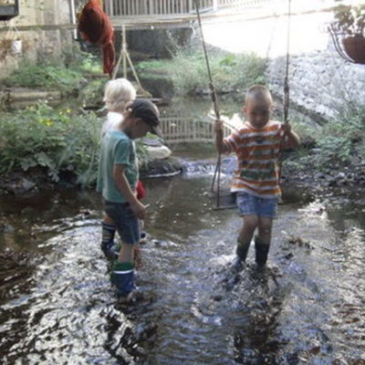 Bild vergrößern: Kinder spielen im Wasser