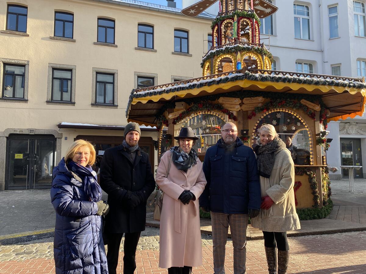 Bild vergrößern: Bürgermeisterin Angela Bier (Hof), Bürgermeister Tobias Kämpf (Plauen), Oberbürgermeisterin Eva Döhla (Hof) und Oberbürgermeister Steffen Zenner (Plauen) mit seine Frau auf dem Weihnachtsmarkt in Hof