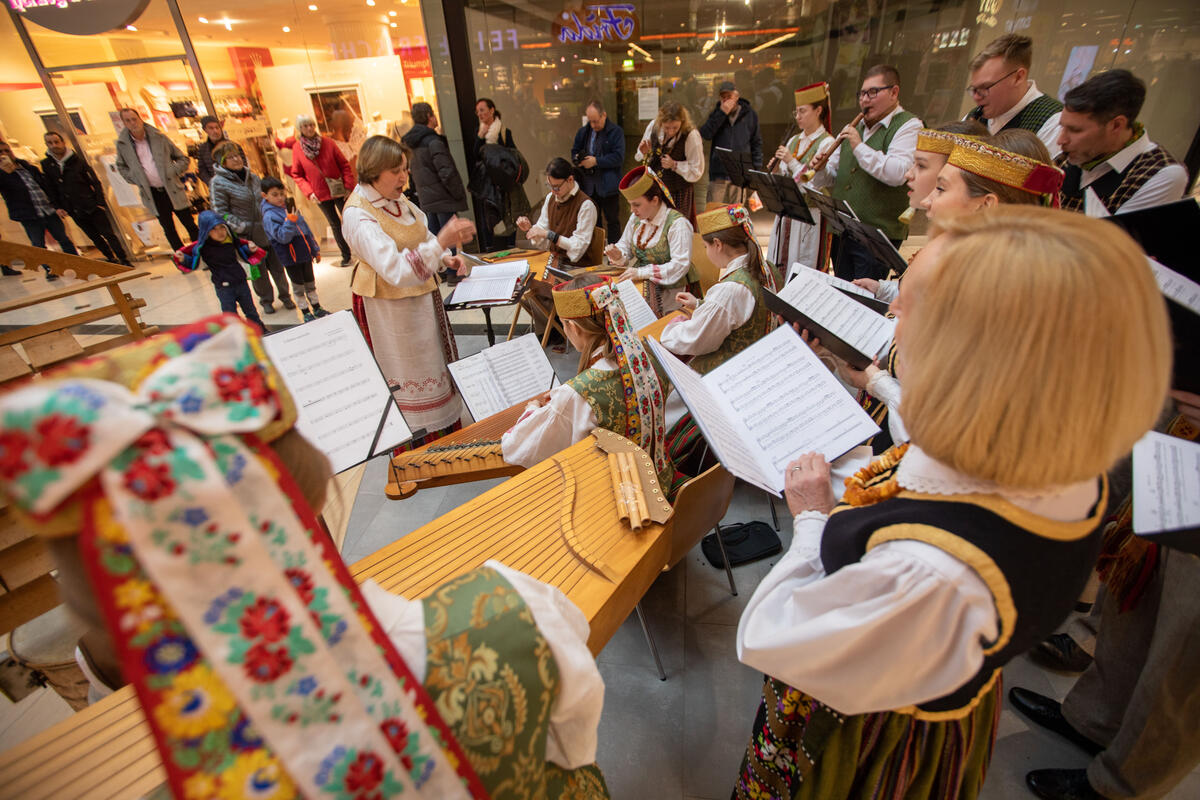 Bild vergrößern: 27. Europäischer Bauernmarkt: Auftaktveranstaltung in der Stadt-Galerie mit der Folkloregruppe Jovarelis aus Litauen.