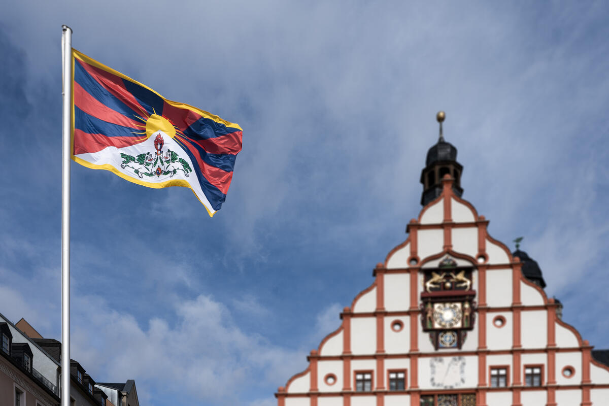 Bild vergrößern: Vor dem alten Rathaus in Plauen weht die Flagge von Tibet.