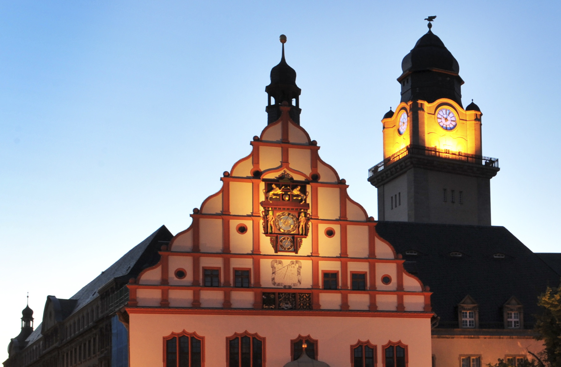 Bild vergrößern: Rathausturm und Altes Rathaus mit Beleuchtung