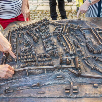 Bild vergrößern: Einweihung Bronzestadtmodell