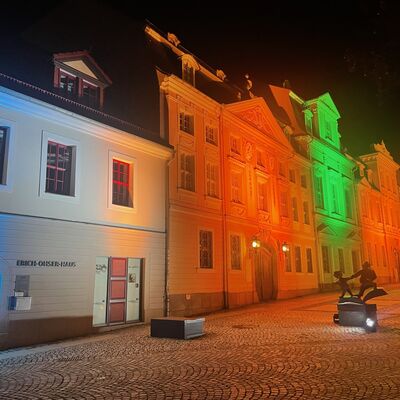 Bild vergr&ouml;&szlig;ern: Beleuchtete Fensterfront des Erich-Ohser-Haus