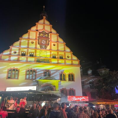 Bild vergr&ouml;&szlig;ern: Beleuchtete Front des alten Rathauses.