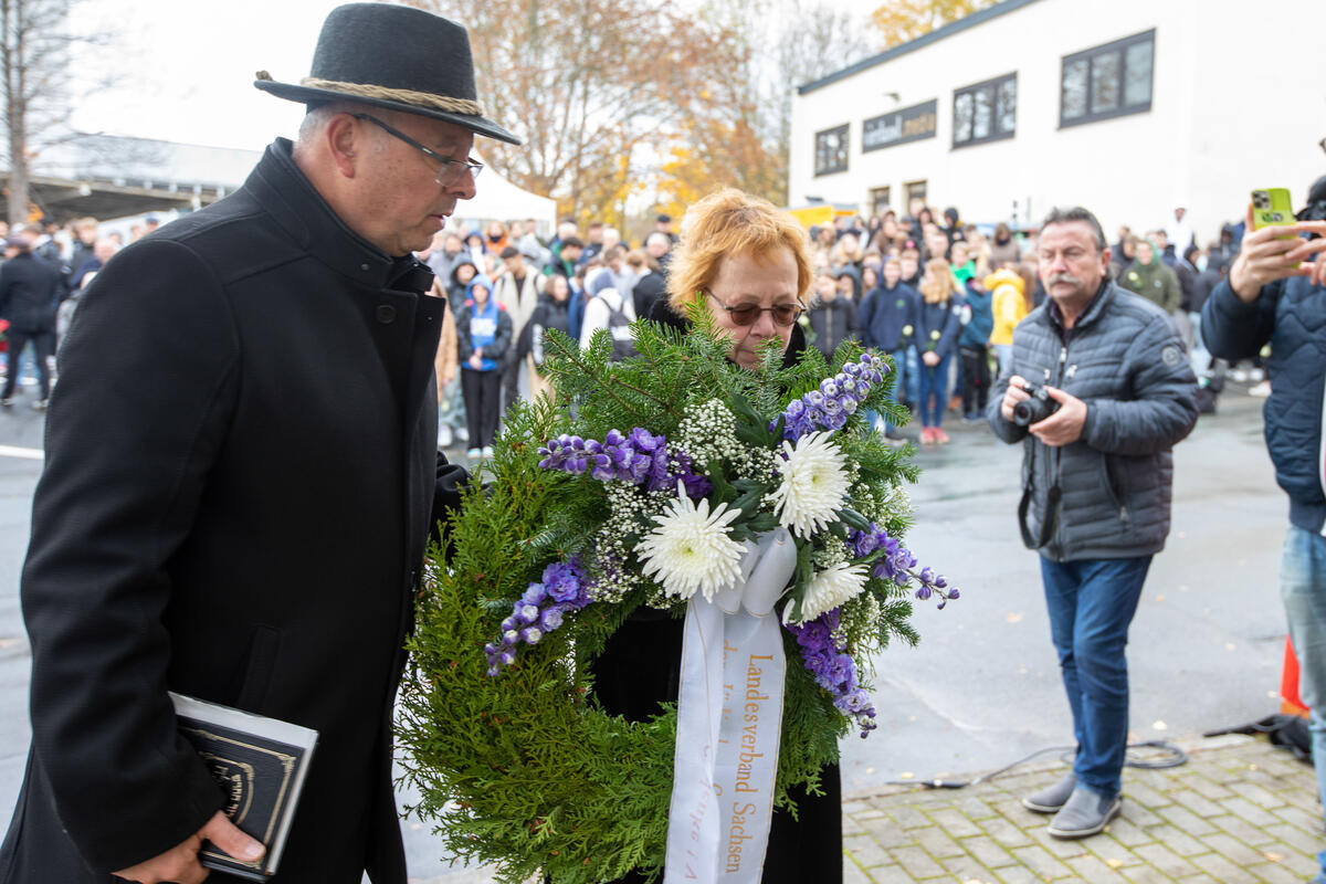 Bild vergrößern: Die Vorsitzende der Jüdischen Gemeinde Chemnitz, Dr. Ruth Röcher und Rabbiner Dannyel Morag legen in Gedenken einen Kranz nieder.