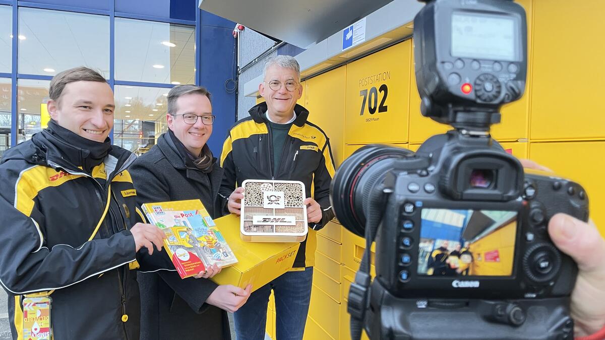 Bild vergrößern: Plauener Kita erhält Päckchen von neuer Poststation