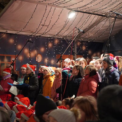 Bild vergrößern: gemeinsames Singen auf dem Weihnachtsmarkt
