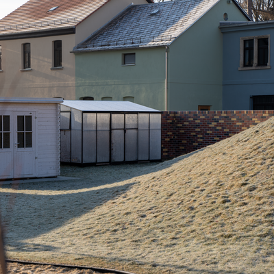 Bild vergr&ouml;&szlig;ern: Gew&auml;chshaus im Garten der Kita Regenbogen