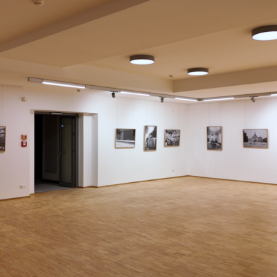 Bild vergrößern: Ausstellungsfläche im Foyer des Rathauses
