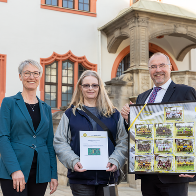 Bild vergr&ouml;&szlig;ern: Gewinner Dreifeldhalle
&Uuml;bergabe des Gewinns des Namenswettbewerbs f&uuml;r die Dreifeldhalle Birgit Winkler, Projektverantwortliche - Stadtplanerin; Marlies Otto, Frau des Namensfinders; Oberb&uuml;rgermeister Steffen Zenner