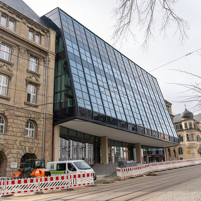 Bild vergr&ouml;&szlig;ern: Au&szlig;enansicht des Haupteingangs Rathaus