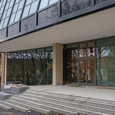 Bild vergr&ouml;&szlig;ern: Au&szlig;enansicht des Haupteingangs Rathaus