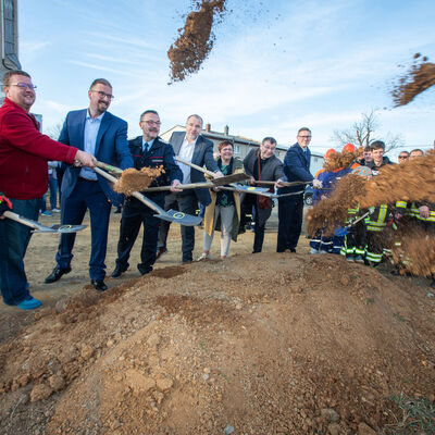 Bild vergr&ouml;&szlig;ern: Spatenstich FFW Stra&szlig;berg-Neundorf am 28.03.2025