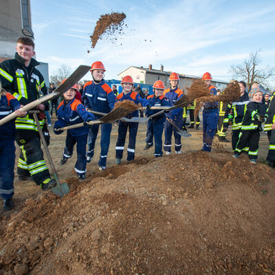 Bild vergr&ouml;&szlig;ern: Spatenstich FFW Stra&szlig;berg-Neundorf am 28.03.2025