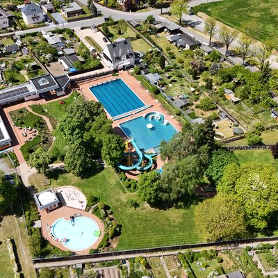 Bild vergr&ouml;&szlig;ern: Blick auf das Freibad Prei&szlig;elp&ouml;hl