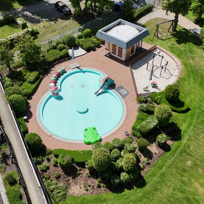 Bild vergr&ouml;&szlig;ern: Blick auf das Planschbecken im Freibad Prei&szlig;elp&ouml;hl