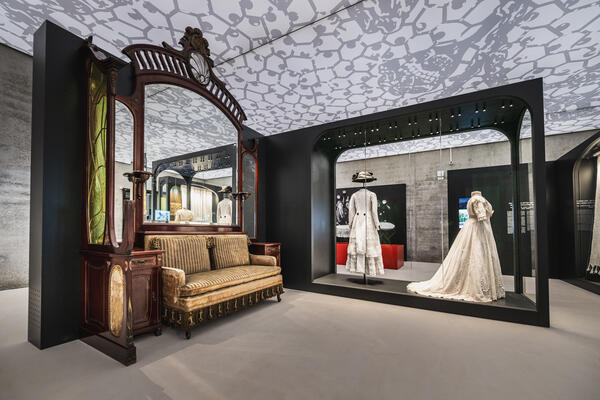Historische Spitzenkleider in der Fabrik der F&auml;den