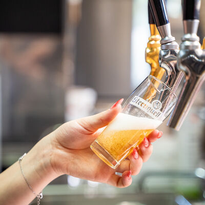 Bild vergr&ouml;&szlig;ern: Bier wird soeben gezapft