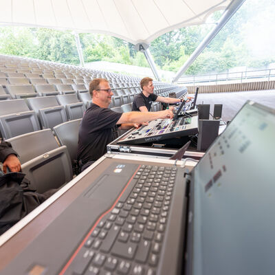 Bild vergr&ouml;&szlig;ern: Techniker der Festhalle an der Steuerung der neuen Licht- und Tontechnik