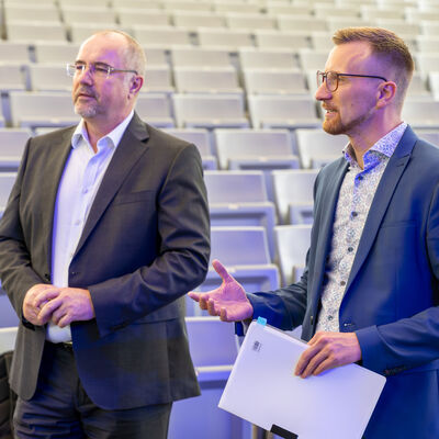 Bild vergr&ouml;&szlig;ern: Oberb&uuml;rgermeister Steffen Zenner und B&uuml;rgermeister K&auml;mpf pr&auml;sentieren die neue Technik im Parktheater