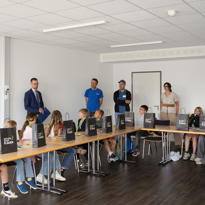Bild vergr&ouml;&szlig;ern: Blick auf die Junior-Stadtr&auml;te am Tisch