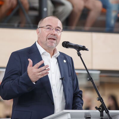 Bild vergr&ouml;&szlig;ern: Dreifeldhalle Lessing Gymnasium -  &Uuml;bergabe an Schule