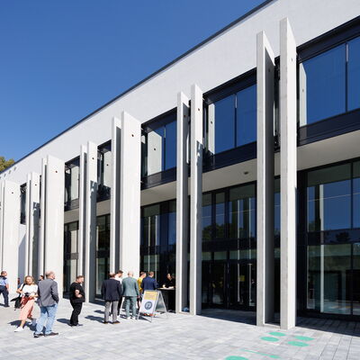 Bild vergr&ouml;&szlig;ern: Dreifeldhalle Lessing Gymnasium -  &Uuml;bergabe an Schule