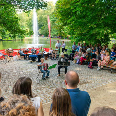 Bild vergr&ouml;&szlig;ern: Musikalischer Parkspaziergang im Stadtpark 2025
