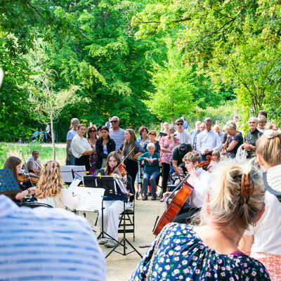 Bild vergr&ouml;&szlig;ern: Musikalischer Parkspaziergang im Stadtpark 2025