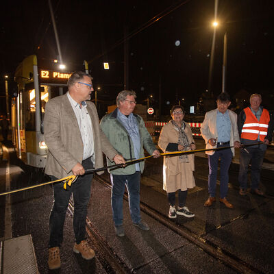 Bild vergr&ouml;&szlig;ern: Neue Elsterbr&uuml;cke erste Stra&szlig;enbahnfahrt &uuml;ber neugebauter Br&uuml;cke